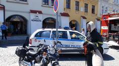 Včely se v centru Kroměříže usadily na motocyklu! Přítrž jim učinili hasiči