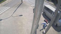 Otřesné video: Pár s kočárkem smetla dodávka. Žena letěla několik metrů