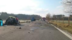 Auto vjelo do dráhy náklaďáku, ten ho rozmetal! Řidič srážku nepřežil