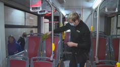Do autobusů se vracejí koženkové sedačky. Důvodem je koronavirus