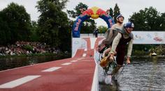 Ujeď, nebo spadni. Red Bull pošle domácí kutily na kola nad Vltavu