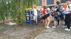 Placení kartou je bezpečnější, tvrdí odborníci. Lidé s hotovostí jsou zranitelní