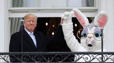 Bláznivé velikonoční zvyky v USA: Sjezd na tříkolce i Trump a zajíc