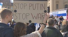 "Chci, aby Putin zmizel." Tisíce Rusů v Praze protestovaly proti válce a prezidentovi