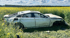 Ženich spěchal na svatbu a zemřel v autě. Policie zjistila, co nehodu způsobilo