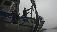 Do Vltavy naházeli 11 elektrokoloběžek. Dvojici vandalů hrozí pobyt za mřížemi