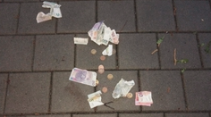 Na chodníku se válelo 30 tisíc, nikdo se nehlásil. Strážníci záhadu konečně rozlouskli