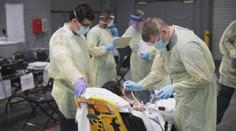 Lékaři v USA přirovnávají pandemii koronaviru k válečnému stavu