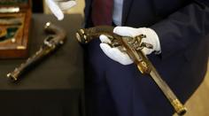 Pistole, jimiž se chtěl zastřelit Napoleon, se prodaly za téměř 43 milionů