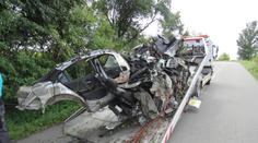 Mladík (19) v BMW narazil do stromu, z auta zůstaly jen trosky
