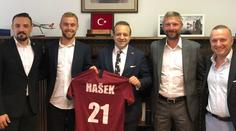Hašek přinesl na ambasádu jako dar dres Sparty! Prý jde do Turecka