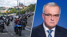 Pavel se projel na Harleyi Prahou. Rachot a smrad, kritizuje Kalousek