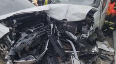 Převaděč se měl snažit vytlačit policii ze silnice. Zraněných je 21 lidí včetně dětí