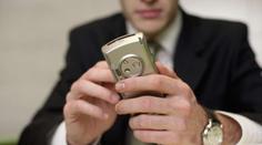 V Paříži vydražili první SMS zprávu na světě. Prodala se v přepočtu za více než 3 miliony korun