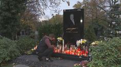 Hrob Karla Gotta zahrnuli fanoušci na Dušičky svíčkami a květinami