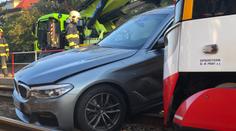 Auto se v Troji srazilo s tramvají. Řidička zemřela na místě