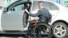 V elektromobilitě Česko zapomíná na vozíčkáře. Přístup k nabíječkám je tragický