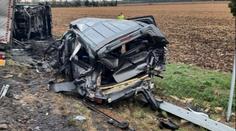 Náklaďák na Znojemsku rozmetal auto. Pro těžce zraněného musel letět vrtulník