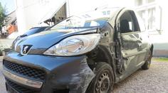 Zběsilá jízda ve Vrchlabí. Lidé utíkali, schytal to dům i jiné auto! VIDEO