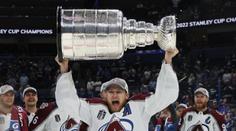 MacKinnon podepsal extrémně výhodnou smlouvu. Nikdo si v NHL nevydělá více