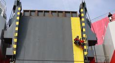 Greenpeace obsadili loď, která veze do Anglie tisíce naftových aut