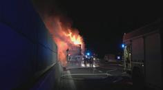 Dálnici D1 uzavřel požár kamionu! Plameny pohltily celý návěs. VIDEO