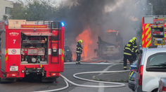 Podle Pražanů jsou minibusy na lince 153 v dezolátním stavu. Jeden z nich shořel