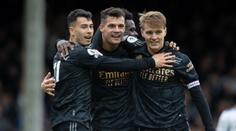 Arsenal smáznul Fulham a vede ligu o pět bodů. United neporazili posledního