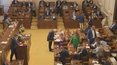 Poslanci budou opět svádět boj o platy politiků. Současná opozice nechce jejich nárůst