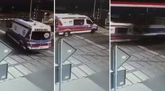 Hrůzné záběry! Polská sanitka uvízla mezi závorami, smetl ji vlak