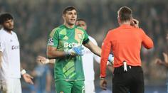 Nejhloupější penalta všech dob? Hráč Aston Villy vzal v LM míč do ruky