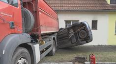 Na Třebíčsku se uvolnil náklaďák z odtahovky, srazil auta a skončil v domě