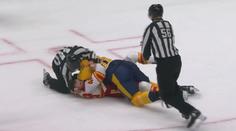 Hvězdný moment sudího v NHL. Hráče zachránil od zranění