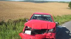 Po prudkém čelní srážce zůstal řidič zaklíněný v autě, 5 zraněných