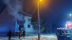 V domě na Českolipsku vybuchl kotel. Hasiči museli vynášet lidi po žebříku