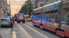 Tramvaj na Žižkově srazila dva lidi. Vážně zraněný muž skončil v nemocnici