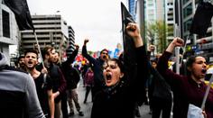 Protesty v Paříži: Demonstranti házeli molotovy, rozbíjeli výlohy!