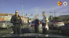 Řidič přeskočil dozadu, řízení převzal spolujezdec. Policii neošálili