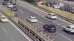 Video bizarní nehody ze Slovenska: Na střeše auta přistál motorkář, řidič jel dál
