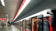 Chaos v Praze: Metro hodinu stálo, v tunelu chytali zaběhlého psa