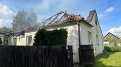 Výbuch domu na Prostějovsku. Jeden člověk zemřel, okolní budovy jsou poškozené