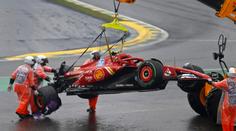 Vrakoviště Interlagos. 5× červená vlajka, v bariéře skončili Sainz i Alonso