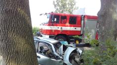 Na Klatovsku zemřela mladá žena, nepřežila náraz auta do stromu