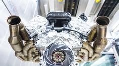 Motor desetiletí! Úžasný nabušený stroj požene divokou valkýru