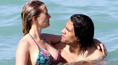 Žhavá romance na pláži! Falcao si užívá, manželka ukazuje bříško