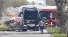 Vlak rozmetal kamion i naloženou loď. Drsnou srážku zachytila kamera