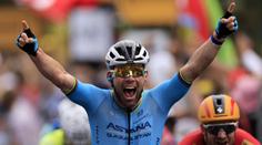 Cavendish na Tour přepsal rekord, lídr Pogačar měl prsty v hromadném pádu