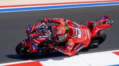 Úžasný Bagnaia se po drtivé nehodě vrátil. Sotva chodí, přesto na trati září
