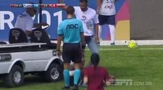 Zraněný fotbalista si vyžádal lékaře, ti ho přejeli vozítkem!