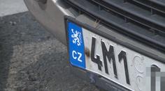 Lidé si přelepují na SPZ symbol EU, hrozí za to mastná pokuta